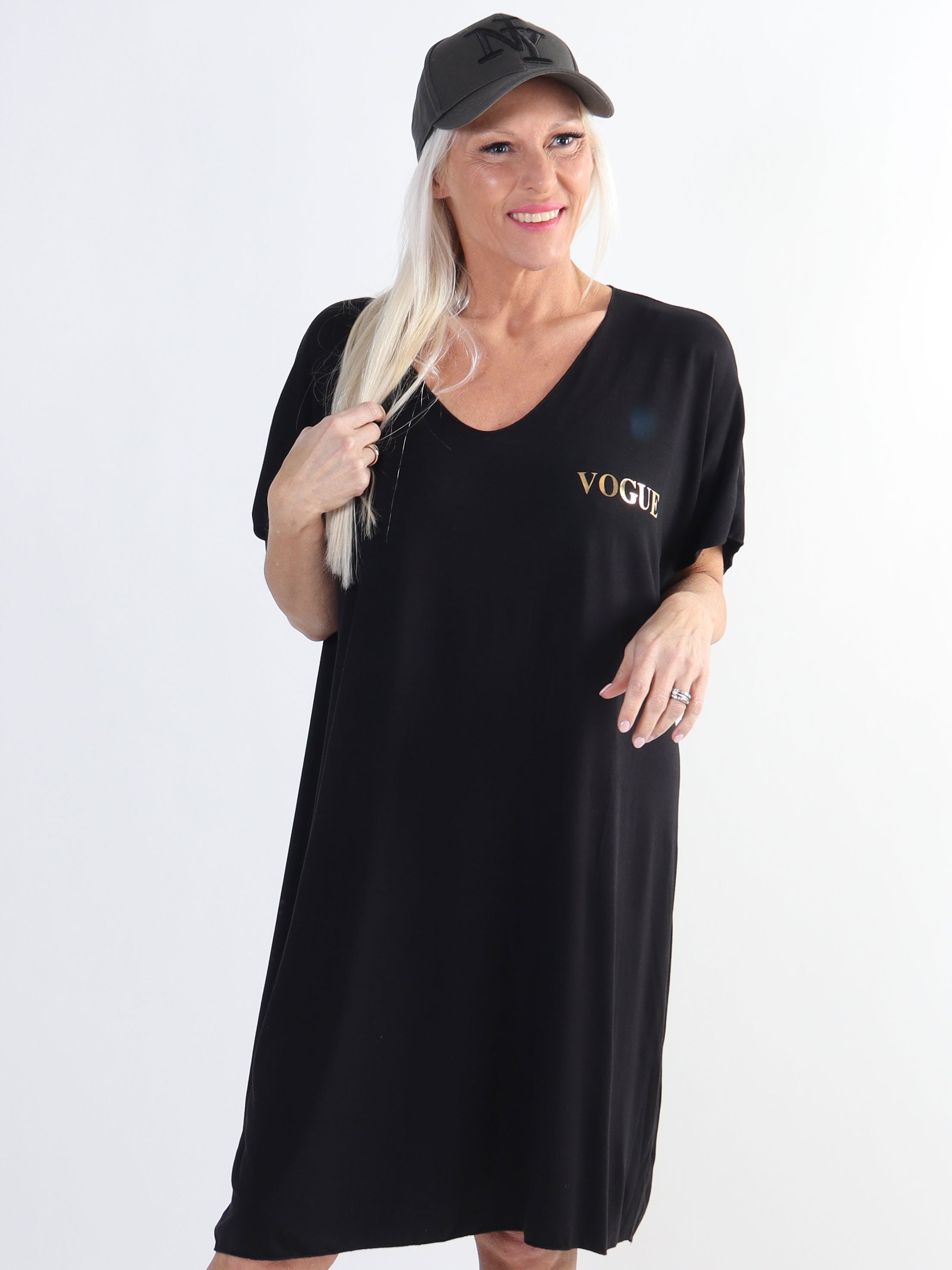 Ellen - T-shirtklänning i viskos med guldtryck i plusstorlek